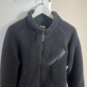 Herr North Face fleecejacka  - Otroligt fin North Face fleece jacka i mycket gott skick! Ordinarie pris 1999kr. Säljer för 700kr. Använd 2 gånger.