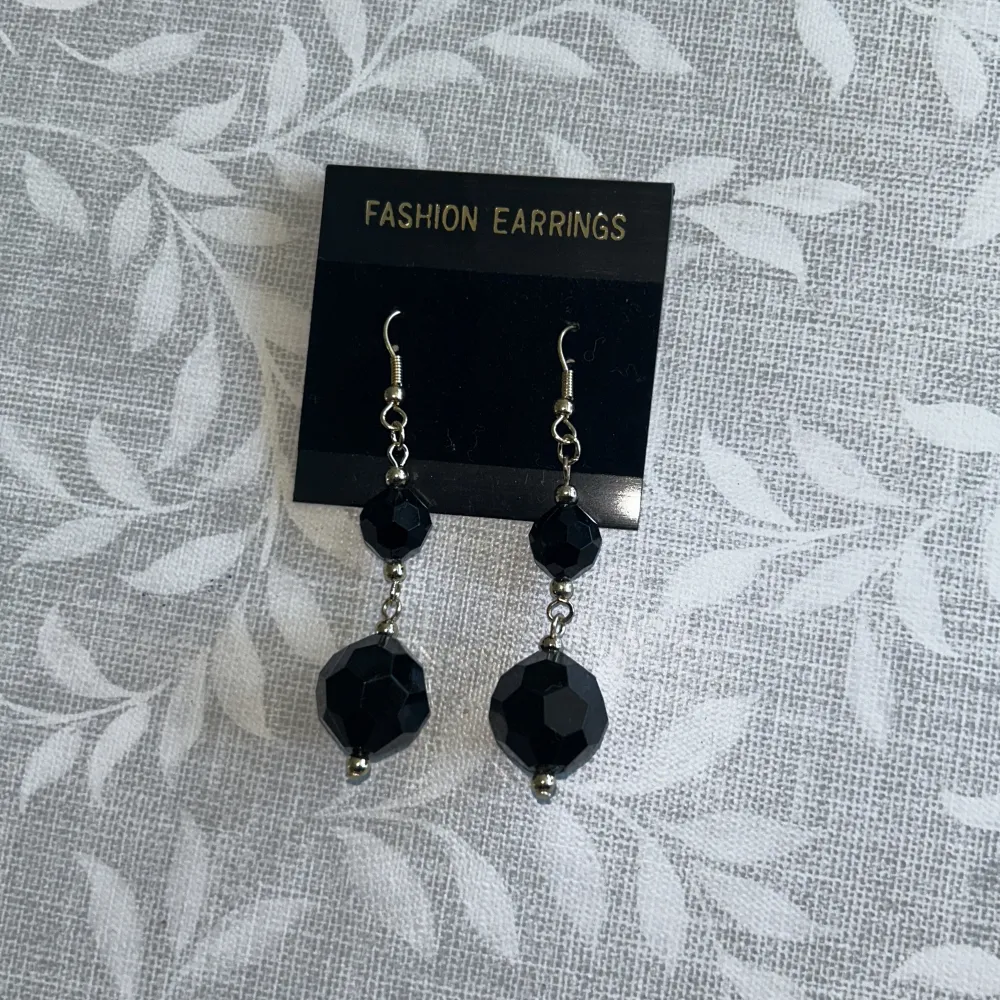 Never worn, new earrings. Comparison to coin in second picture. . Asusteet.