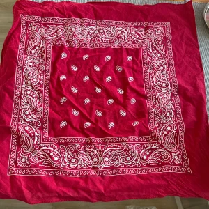 Bandana - Aldrig använd, dock är lappen bortklippt. Mått ca 53x53cm.