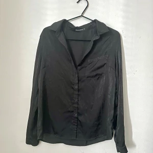 Rut & circel satin skjorta - Sparsamt använd satin skjorta från Rut & Circle. Lite oversize