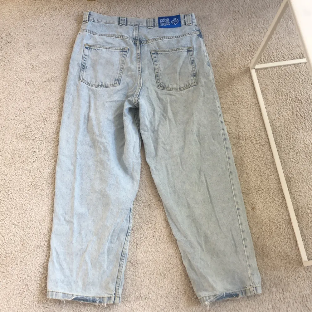 Säljer dessa jeans pågrund av att jag inte använder dom längre. Dom är i ganska bra skicka, lite trådar som gått up längst ner på byxorna. De är loose fit byxor. Pris kan diskuteras.. Jeans & Byxor.