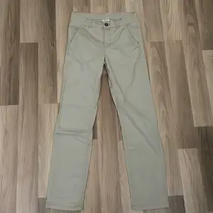 Chinos från kappahl i mycket fint skick. Storlek 164 i färgen beige