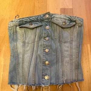 Jeans korsett - Säljer denna super söta jeans korsetten från Zara för bara 150 kr!💞 oanvänd och därför jätte bra skick!