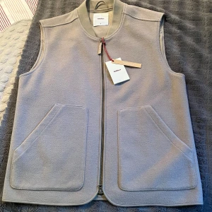 Väst  - Tjena säljer nu min snygga Dobber väst då jag inte använder den. Västen är i 10/10 skick. Tagg medföljer, storlek S. Nypris 900 kr.