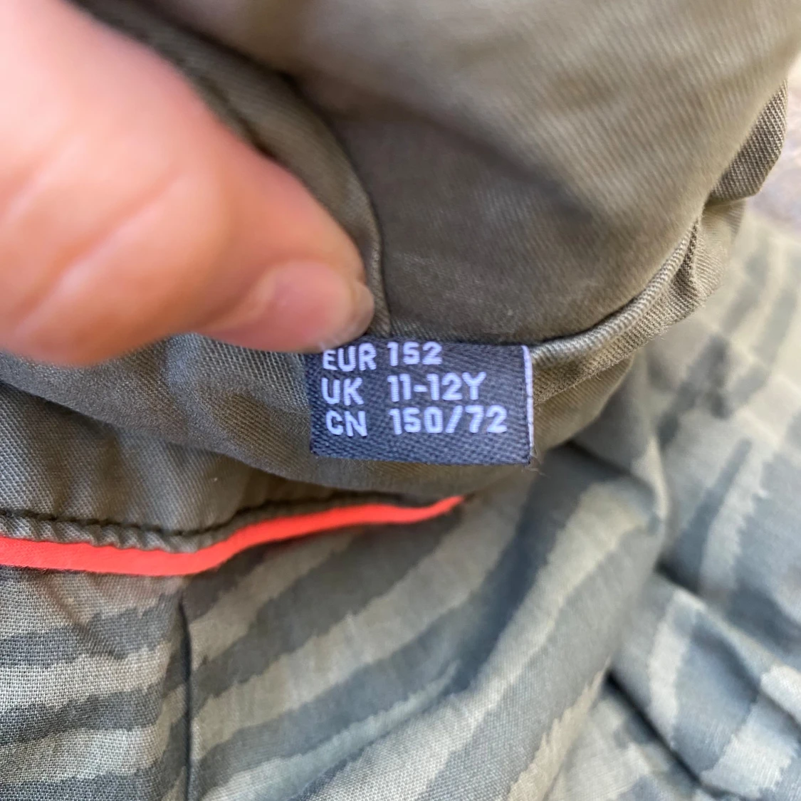 Grå vindjacka med huva - 91