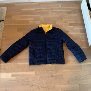 Polo Ralph Lauren jacka - Säljer nu min Ralph Lauren jacka i storlek XL i barn storlek (164-170). Den är som XS-S i vuxen storlek och är i väldigt fint skick, knappast använd. Tveka inte att skriva i DM för fler frågor. Pris kan diskuteras vid snabb affär! /Harry