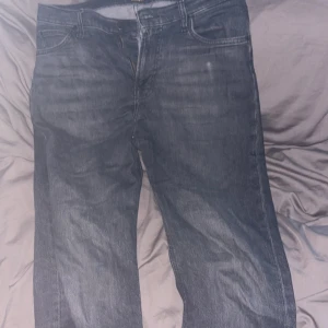 Svarta Lee jeans - Svarta jeans med märket av Lee, knappt använda, topp skick storlek 32/34