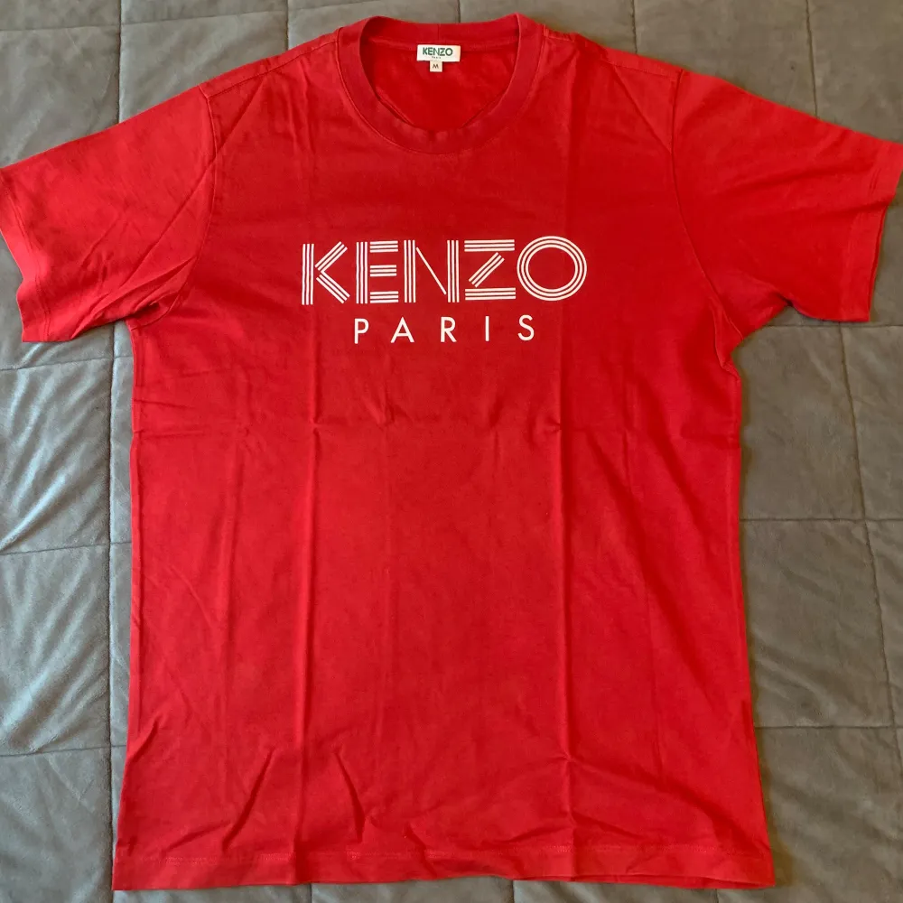 En röd Kenzo t-shirt som jag använt bara någon enstaka gång.  Storlek M Skick 10/10. T-shirts.