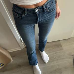 Bootcut jeans från zara, passar inte mig i längden! Har tyvärr ingen bra spegel för att ta bilder med jeans därav lite knäppa bilder! 