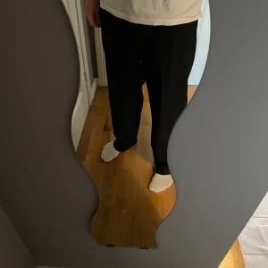 Kostymbyxor - Tjena! Säljer ett par helt nya kostymbyxor från Zara. Används 2-3 gånger, skick 10/10. Nypris 1100