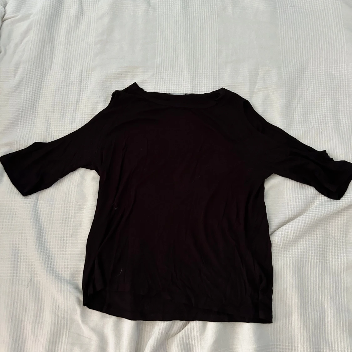 Svart topp med cut-out detaljer