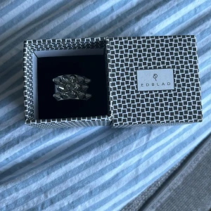 Jättefin edbladsring - Säker min fina edbladsring då jag inte använder den. Har använt den många gånger men inga effekter syns på den. Den är i storlek L