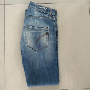 dondup jeans - riktigt snygga dondup jeans, strlk 33,och i mycket fint skick, slimfit modell.