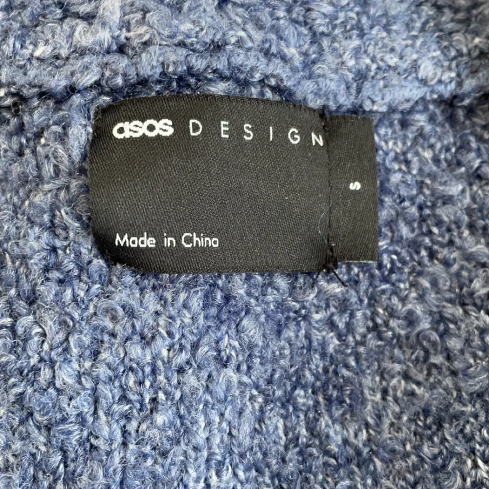 Asos Design Cardigan i färgen blå. Tröjan är knappt använd så den är i bra skick. Storlek M.  Bara höra av sig för fler bilder eller frågor😎. Tröjor & Koftor.