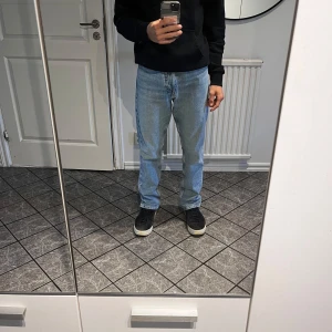 Jack and Jones jeans  - Säljer dessa snygga jeans från Jack and Jones. Det är i mycket bra skick och i storlek 30/32. Nypris på dessa är 599kr. Kom gärna med prisförslag!!