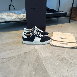 Valentino flycrew  - Valentino flycrew  Storlek: 39,5 fits 40,5  Skick: 8,5/10 Pris: 3999:-  Box, 2 dustbags medföljer  Garanterar äktighet Skriv pm för mer information 