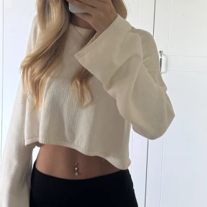 Stickad tröja - Monki  - Säljer denna stickade tröja från Monki. Den är lite croppad. Knappt använd. Finns en defekt i slutet av ena ärmen men är jättelitet (se bild 3).