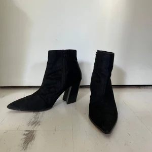Boots - Boots köpta för några år sedan som är väldigt sparsamt använda. Har för mig att det är äkta skinn på insidan, men lite osäker på om ”pälsen” är det. Ca 8 cm klackhöjd