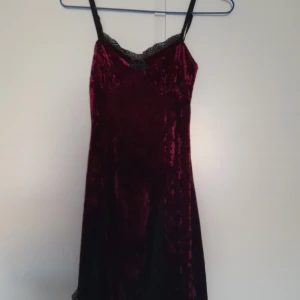 Klänning - En klänning man kan ha på fest, har använt den max 1 gång