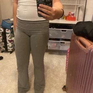 Yoga pants - Ett par yoga pants frågan Gina Young som inte kommer till användning längre! De är lite noppriga men inget som märks, annars bra skick