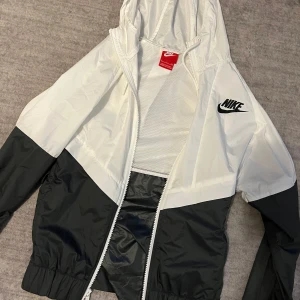Nike Jacket - Nike jacka. Vit/svart. Storlek S.  Frakt 55kr.