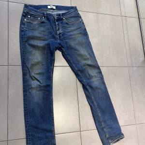 Stiliga acne jeans  Midjemått 39cm  Längd 108cm  