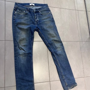 Acne jeans - Stiliga acne jeans  Midjemått 39cm  Längd 108cm  