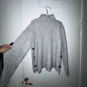 Stickad tröja  - Bra skick, använd bara 1 gång