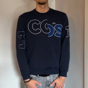 Lacoste tröja  - Säljer denna feta Lacoste tröjan då den inte passar mig, storlek m men passar s! Kan gå ned i pris vid en snabb affär!