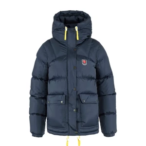 Fjällrävenjacka - Säljer min fjällräven jacka då den inte andvänds och knappt är, den har inga defekter och är som ny! Det är den blåa färgen i dammodell och är i storlek Xss men pssar mig som har xs/s i vanliga fall! Skriv om ni vill köpa eller byta mot en annan färg