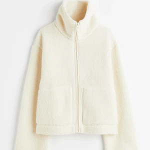 HM TEDDYJACKA - ❗️INTRESSEKOLL❗️ Trendig och slutsåld teddyjacka från hm. Storlek xs. Väldigt fint skick och passar till allt! Hör av er om egna bilder.