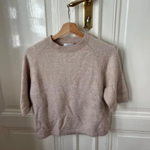 &other stories stickad beige topp - Säljer denna &other stories  tröjan då den inte kommer till användning 💞💞 Nästan i nyskick då den är använd kanske högst 3 gånger! 