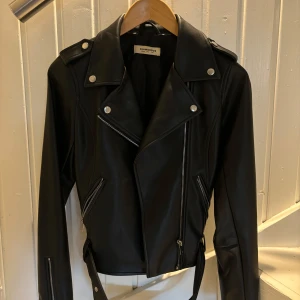 Skinnjacka  - Hejsan! Säljer nu denna jackan som va/är super populär från nellys hemsida! Sitter så bra och passar perfekt till hösten. Inga defekter och använd ca 2 gånger! Nypris 850kr 🩷🩷🩷 Det går diskutera priset vid snabb affär!