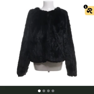 Jacka - Intressekoll på denna jackan som jag beställt från Sellpy. Beställde denna jackan idag men blev osäker på om jag ville ha den eller inte. Jackan är i bra skick.