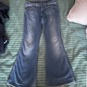 Wrangler low waist jeans - Säljer dessa jätte snygga lågmidjade jeans. Dom är i storlek 27W 32L. Obs! Dom är nersprättade längst ner och prislappen är borta💞