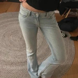 Ljusblå bootcut jeans - Säljer ett par snygga ljusblå bootcut jeans. De är lågmidjade och har en klassisk femficksdesign med knappar och dragkedja fram. Säljer pga för små, från zara stl 36!