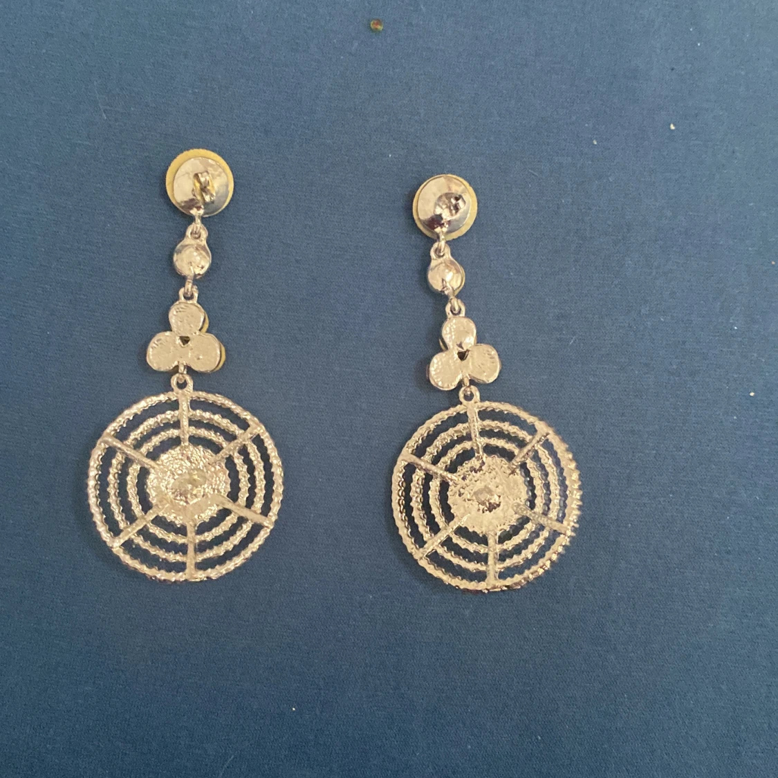 Röda glittriga örhängen - 90