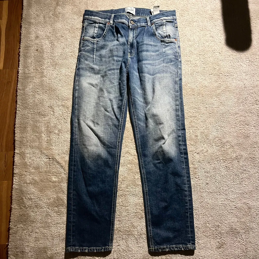 Tja! Säljer ni dessa feta Dondup jeans i storlek 30. Jeansen passar unisex och är i super skick. Bara att höra av sig om man har några funderingar 🙌. Jeans & Byxor.