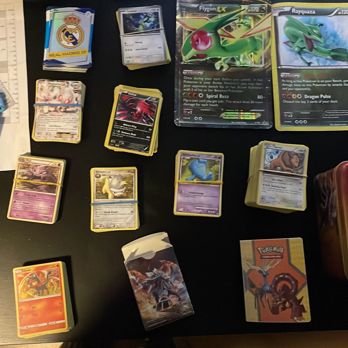 Pokemon kort 8 högar,oanvända fotbollskort 1 hög - 92