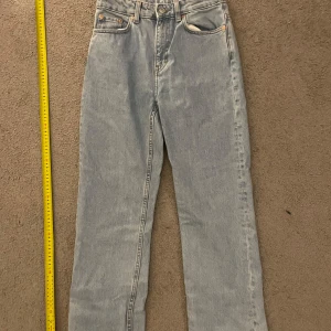 Ljusblå jeans från Weekday - Säljer ett par ljusblå jeans från Weekday. Dom är storlek W 27 men jag har sytt upp dom så längden är på måttbandet, men typ som W 31. Skick 9/10 knappt använt dom. Bara att höra av sig om ni har frågor, mvh Aron:)