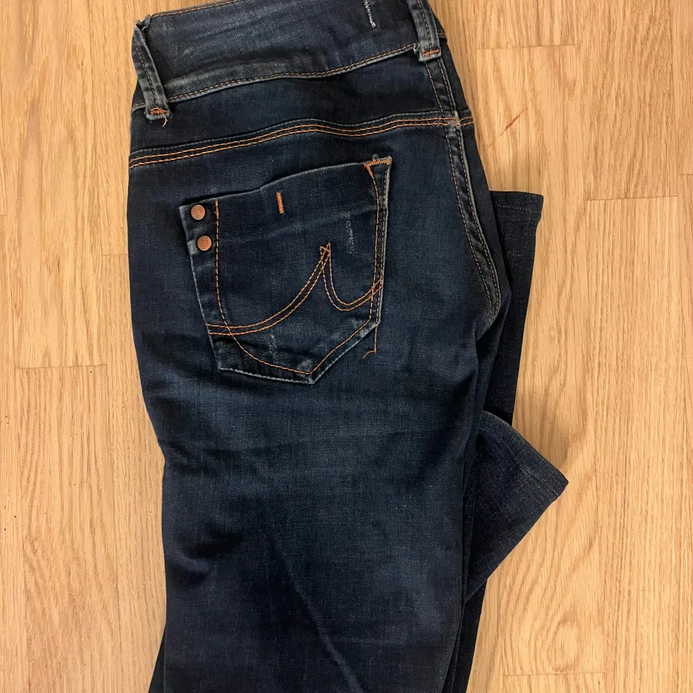 Super snygga Lågmidjade bootcut Ltb jeans. De är omsydda ifrån skinny jeans men det syns knappt. Midjemått: 38 cm Innerbenslängd: 82 cm. Jeans & Byxor.