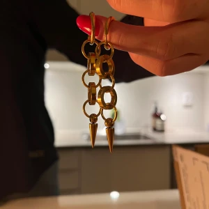 Guldörhängen  - Guld örhängen som knappt är använda 😚fått i present men liknande syster p 