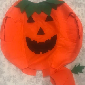 Halloween Pumpa Dräkt  - Stlk kvar  Barn 3-7 år 149kr/st  8-12 år  169kr/st  Vuxen stlk 189kr/st 