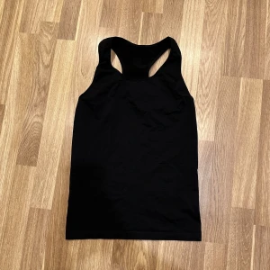 Svart ärmlös linnetopp - Svart linnetopp. Perfekt för träning eller sommarens varma dagar. Storlek XL