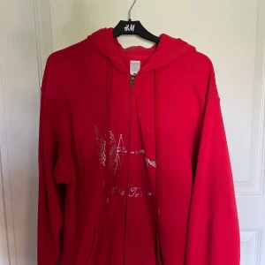 Rhienesstone Zip-hoodie  - Säljer min fina rhienesstone Zip-hoodie som jag aldrig använt pga för stor storlek för mig, så den är i otroligt bra skick. Storlek L