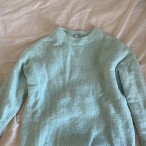 Stickad tröja från  &other stories!!💕 - En super fin stickad tröja med en fin ljusgrön färg, storlek xs men passar nog även storlek s!! Har en liten fläck på armen men inget som är speciellt synligt, Säljer pga kommer inte till användning  Pris kan diskuteras!! 💕