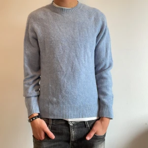 Uniqlo tröja - Fin ull tröja från Uniqlo. Tröjan är i gott skick. Den är använd och lite nopprig. Säljer för 300 kr. Kom gärna med prisförslag. Köparen står för frakt! 