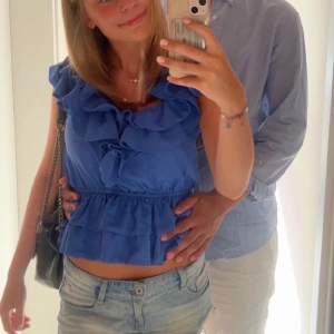 Blå volangtopp - Världens finaste blåa topp!! Så eftertraktad och säljs inte längre, den är i jätte fint skick!!! Sällan använd, (bara första bilden är min egen)🥰🥰