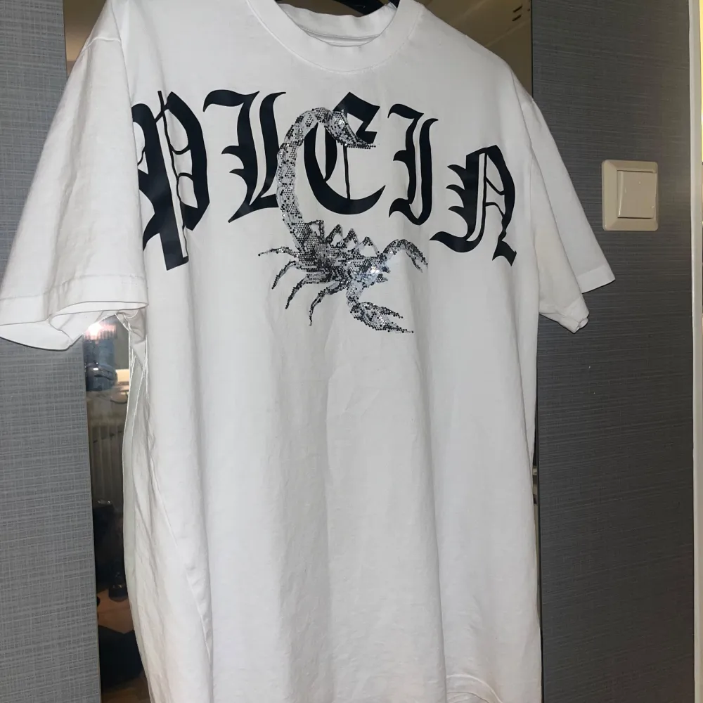 Vit Philipp plein t-shirt. Har lossnat lite stenar på skorpionen men annars som ny. Storlek L. T-shirts.