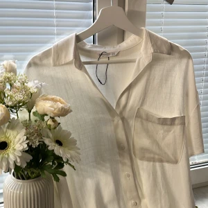 Jätte fin linneskorta - Helt ny oanvänd skjorta från stradavius jag köpte i Malta helt oanvänd vit och jätte fin